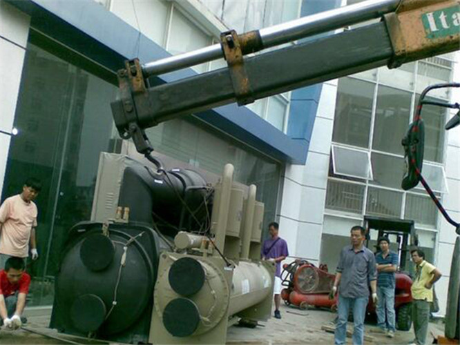 玉树随车吊和汽车吊的核心区别是什么？哪种更省钱？