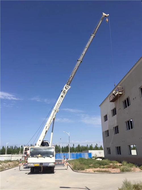 玉树“轻装强干”—— 吊车的 “轻量化臂架” 技术